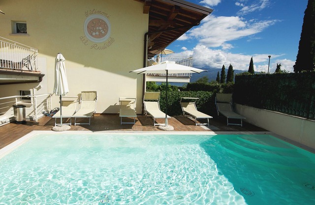 Residence Limoni del Rustichel: Apartment N.4 with lake view, underground parking and pool.