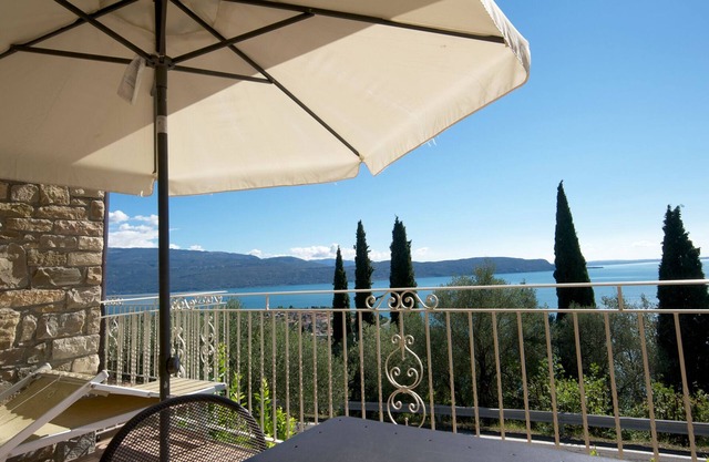 Residence Limoni del Rustichel: Apartment N.9 with lake view, underground parking and pool.