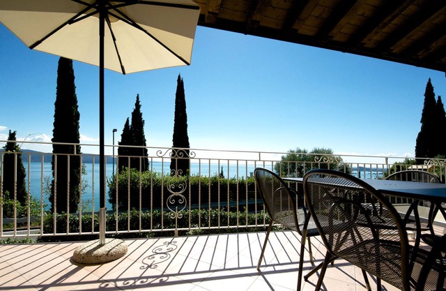 Residence Limoni del Rustichel: Apartment N.7 with lake view, underground parking and pool.
