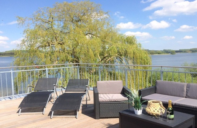 Residence on Lake Trammer, beautiful roof terrace on the lake property 🎣🚣