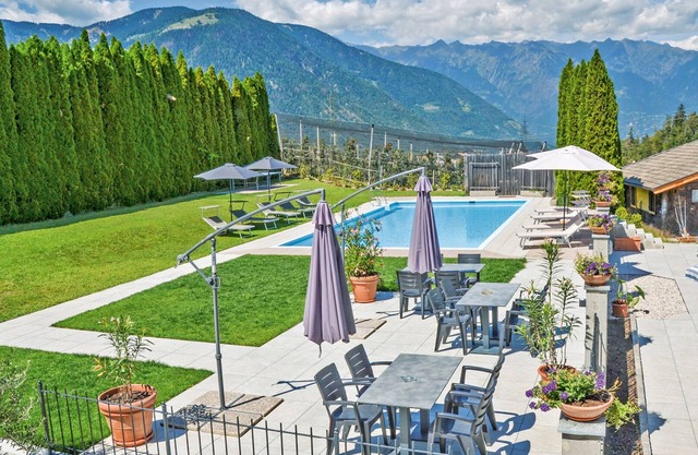 Residence Sonnegg with a panoramic view of the Adige Valley in Völlan near Lana