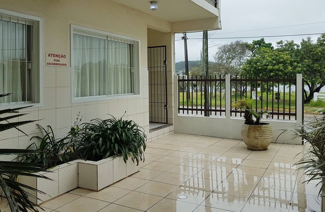 Residencial 2 dorm., 100 m. do mar - Internet Wi-Fi - AR SPLIT