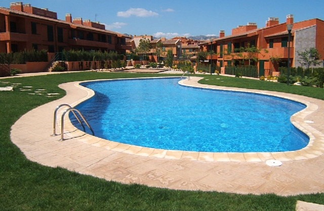 Residential apartment on ground floor with garden and direct access to the swimming pool.