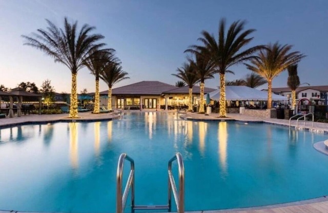 Resort 4 bedroom home, private pool/WIFI/BBQ inc