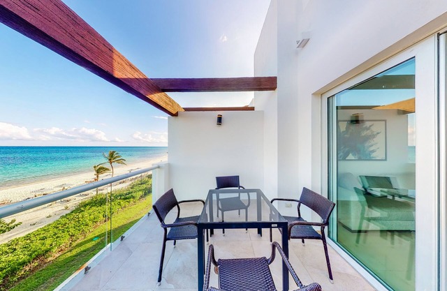 Resort condo with WiFi, central AC & shared pool/amenities - walk to the beach