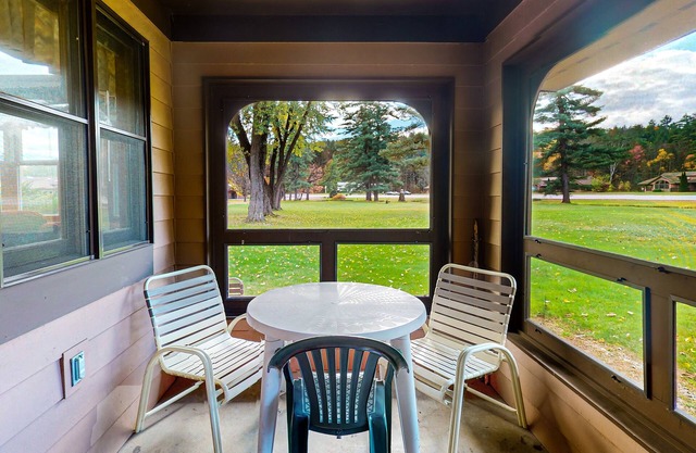 Resort condo with hot tub, seasonal pools, rec center, golf, tennis, basketball