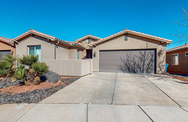 Resort home with private washer/dryer, shared pool, water park & hot tub