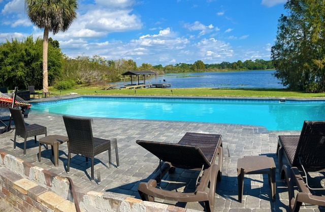 Resort like Lake House on 2+ acres, Golf Course, pool, fishing dock, pool table