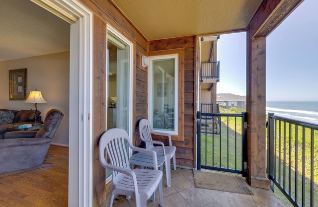 Resort Lincoln Condo w/Ocean Views & Pool Access!