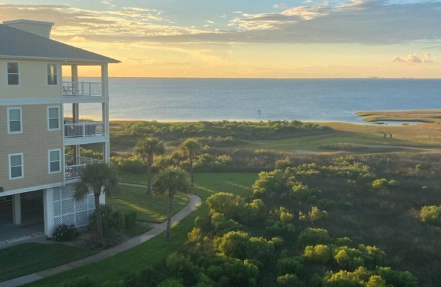 Resort Living on the Bay! 2 bed 2 bath, Gorgeous views