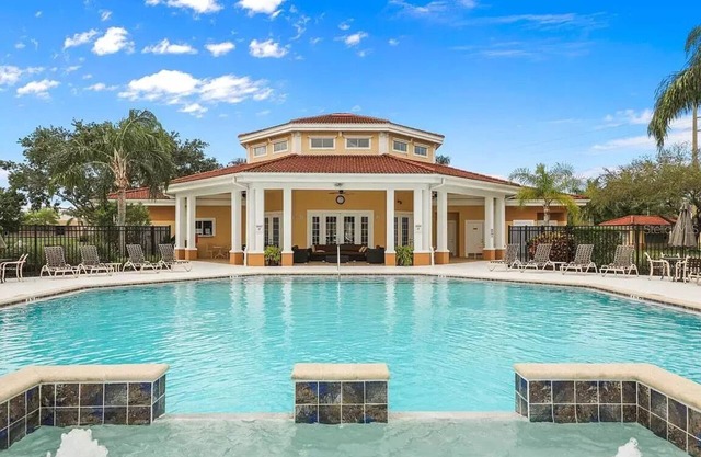 Resort living w/Pool, 1 big Bedroom, fully stocked, close to white sanded beach