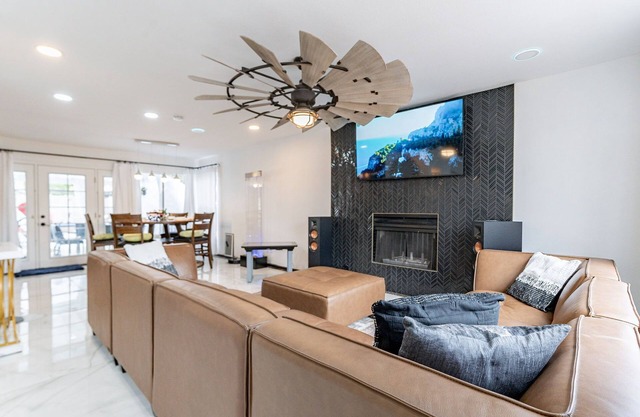Resort setting in Chandler Home with Free Heated Pool/Spa/Game Room/Mini Golf