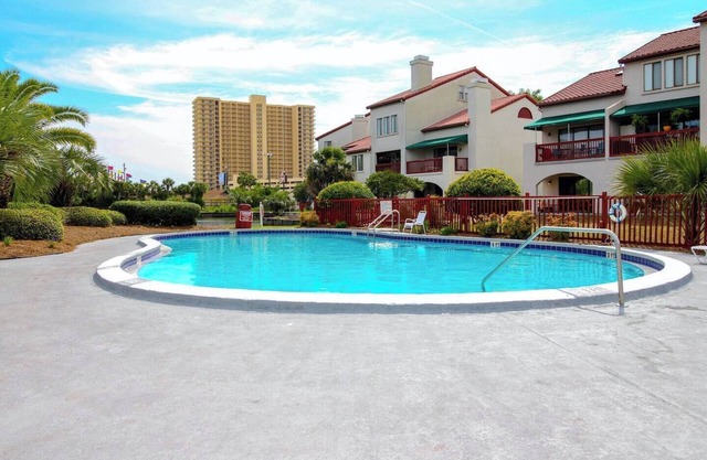 Resort Studio on Lagoon with Balcony, Pool, Sauna, Dock, Etc - 1 Block to Beach!