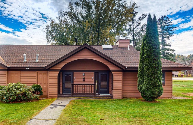 Resort studio with hot tub, seasonal pools, rec center, tennis, basketball, AC