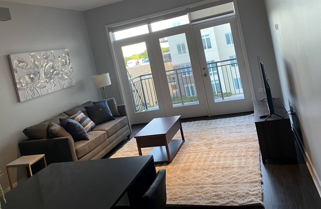 Resort-style, 1-bedroom apt in Wilmette