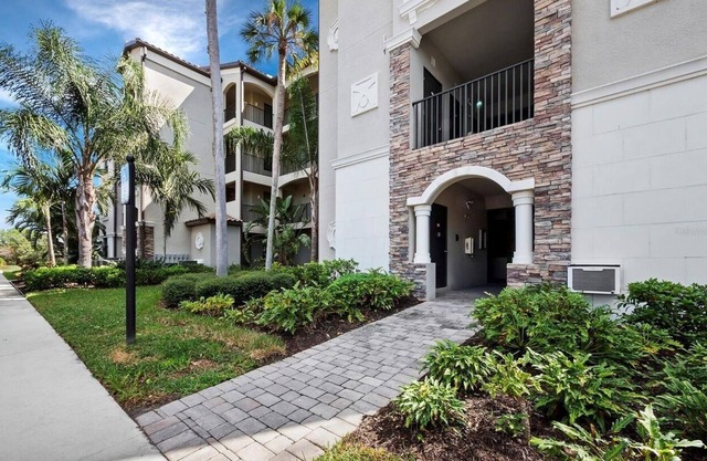 Resort-style 1st Floor Condo in Lakewood National Golf Community-Lakewood Ranch!