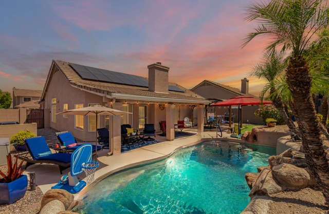 Resort Style Home, Private"Heated Pool", Putting Green, Pool Table, Near Phoenix