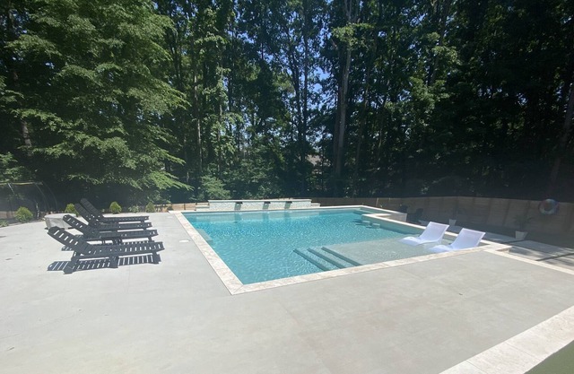 Resort Style Pool in Boho mini mansion, 5 beds, TWO primary en-suites!
