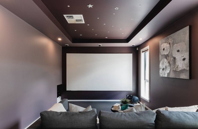 Restful Family Retreat with Theatre and Parking