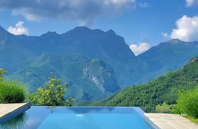 Restored farmhouse with private pool, unbeatable stupendous views and WIFI!
