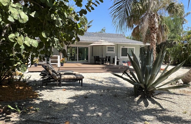 Restored and Renovated Cozy cottage 2BR-1BA few steps from the beach - sleeps 4