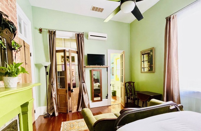 Restored Creole Cottage Apt. Near the French Quarter