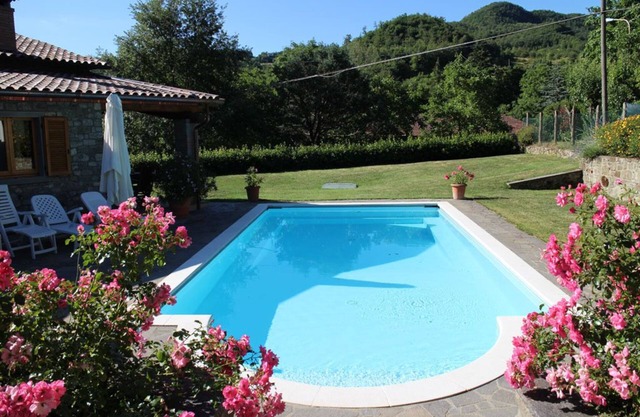 RESTORED VILLAGE HOUSE WITH PRIVATE SWIMMING POOL SLEEPS 4n