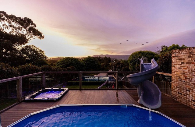 Retreat at Renfrew – Entertainers Delight with Spa, Pizza Oven & Sunset Views