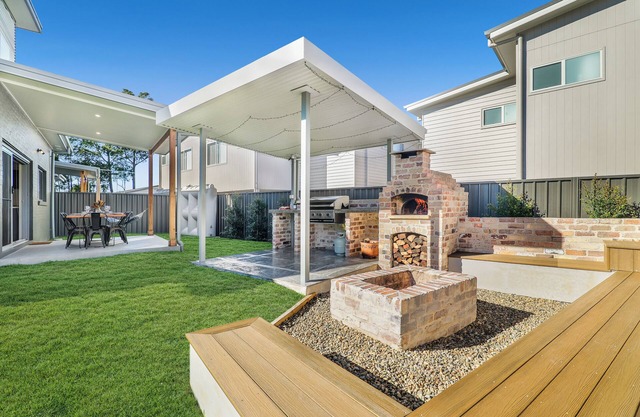 Retreat at Woodland – Entertainers Delight with Spa, Pizza Oven & Cozy Fire Pit