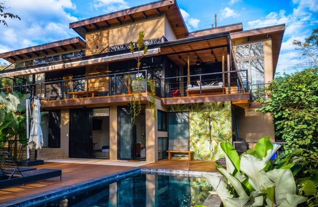 Retreat in Atenas, Calle Coyoles. 4 bedrooms, kitchen, parking, pool, and jacuzzi.