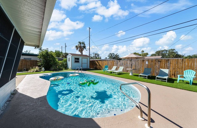 Retreat in St. Pete w/Pool - 5 mins to beach!