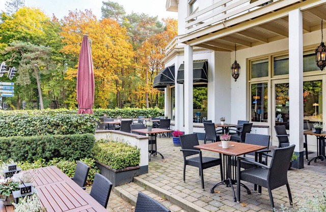 Retreat with Free Parking, E-Bike Rentals and Trails Near Theater Orpheus