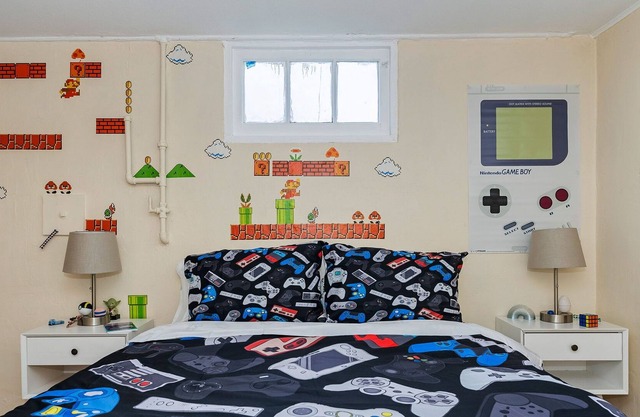 Retro-90s Theme|Movie Projector|Nintendo|Close to Waterfront