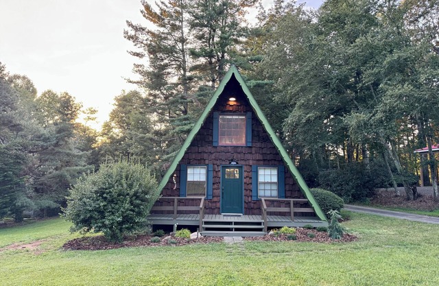 Retro A-Frame Cabin in Fancy Gap minutes from the Blue Ridge Parkway