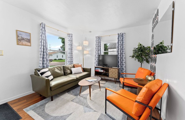 Retro Fun 3-bdrm Near Avera & Downtown Sioux Falls