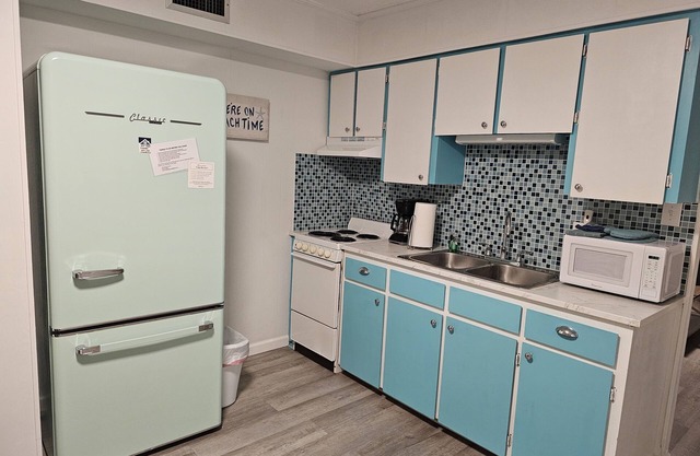 Retro Retreat: Near beach, beautiful pool, walk to park and coffee shop.