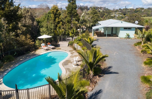 RETRO RIVER RETREAT - KERIKERI HOLIDAY HOME, with pool in Kerikeri