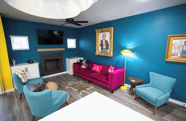 Retro Rose Retreat - Walk to the Broken Arrow Rose District