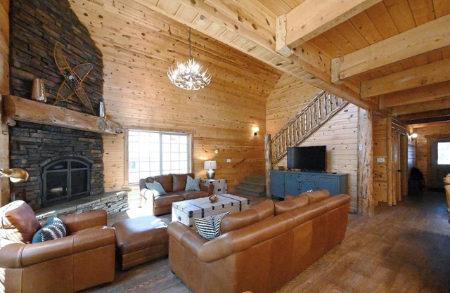 Reunion Lodge Near Yellowstone with Hot Tub
