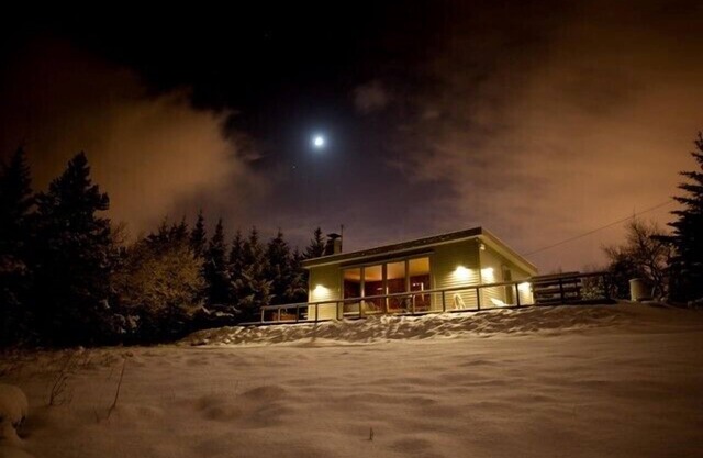 REYKJAVIK CAPITAL- 'PARADISE, with HOT TUB,BIG' Garden,'NEW' for rental.!