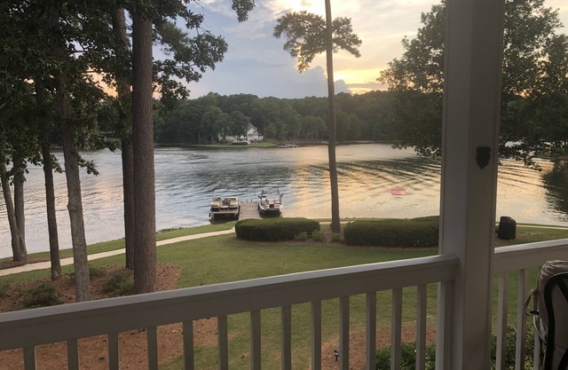 Reynolds Lake Cottage on the water!