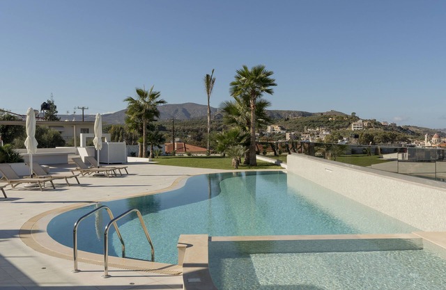Rhadamanthus, AmphiMatrion Luxe Seaview Apt with private hot tub and shared pool