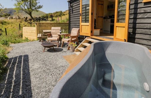 RHINOG - SHEPHERDS HUT, romantic, with hot tub in Llanaber