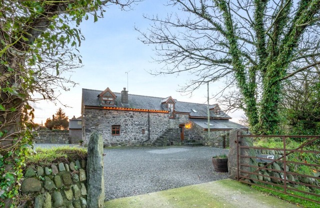 Rhiwal - Four Bedroom House, Sleeps 8