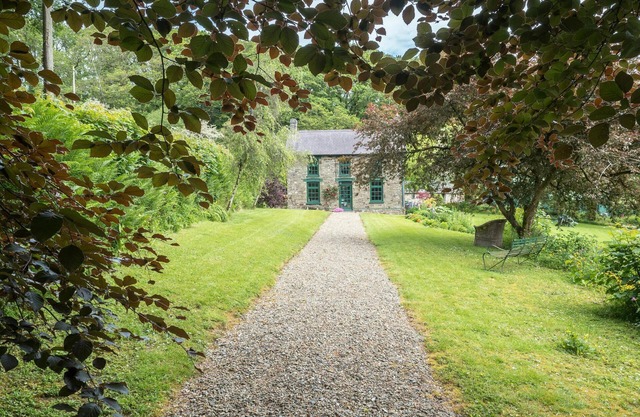 Rhyd y Brown Farmhouse, Llys Y Fran