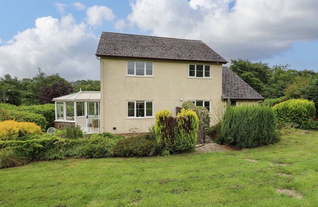 RHYDYGROES, pet friendly, character holiday cottage in Felinfach