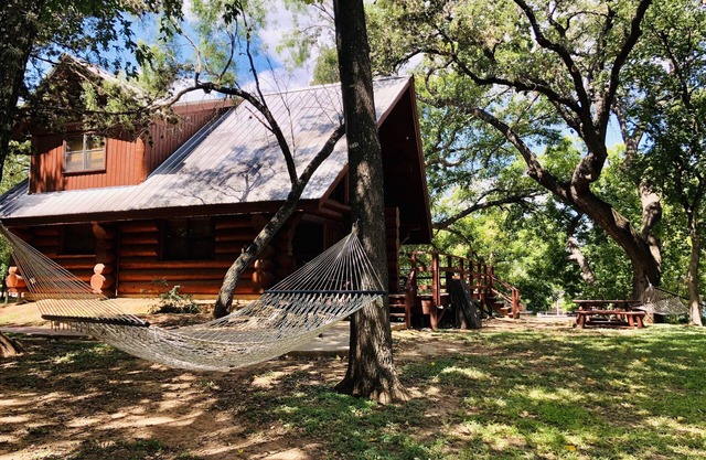 Rica Shae: Charming Lakeside Escape Awaits You!