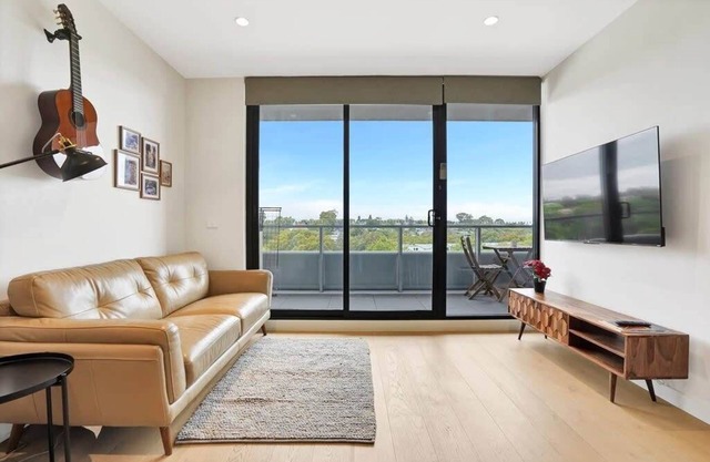 Richmond Heritage Executive Apt. for 2 w/parking