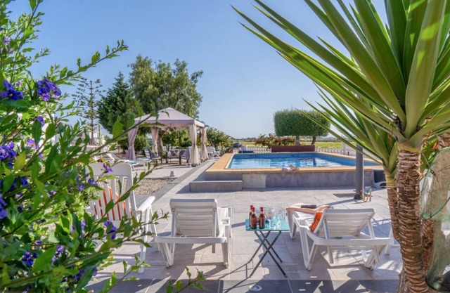 "Rico's Retreat Holiday Rental" with Mountain View, Private Pool, Terrace, A/C & Wi-Fi