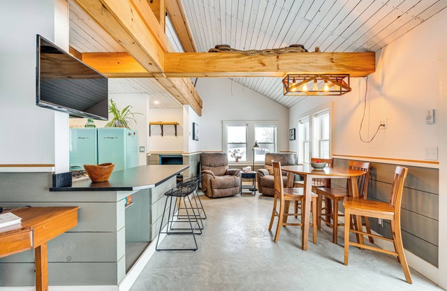 Ride From Your Door: Cabin w/VAST Trail Access!